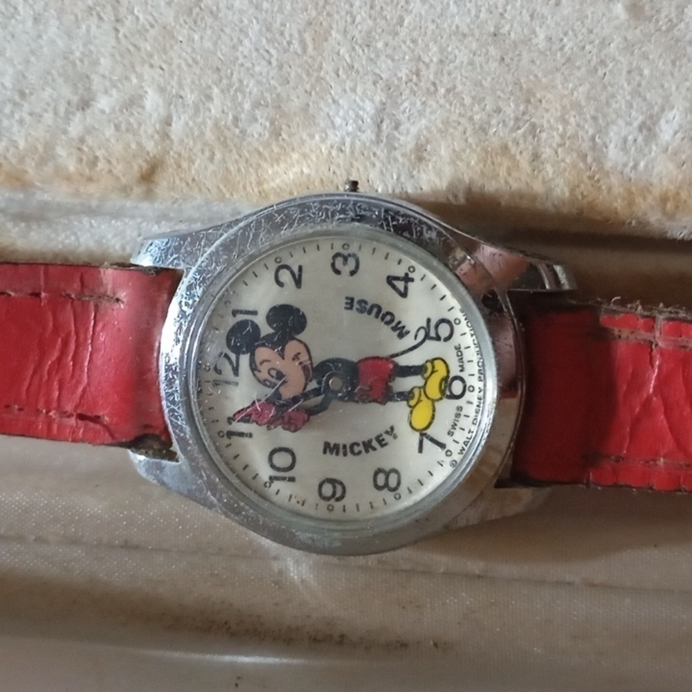 Mickey mouse watch vintage.